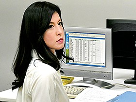 義理の息子の為に会社社長に身をささげる剛毛五十路母 森下夕子　サンプル画像02